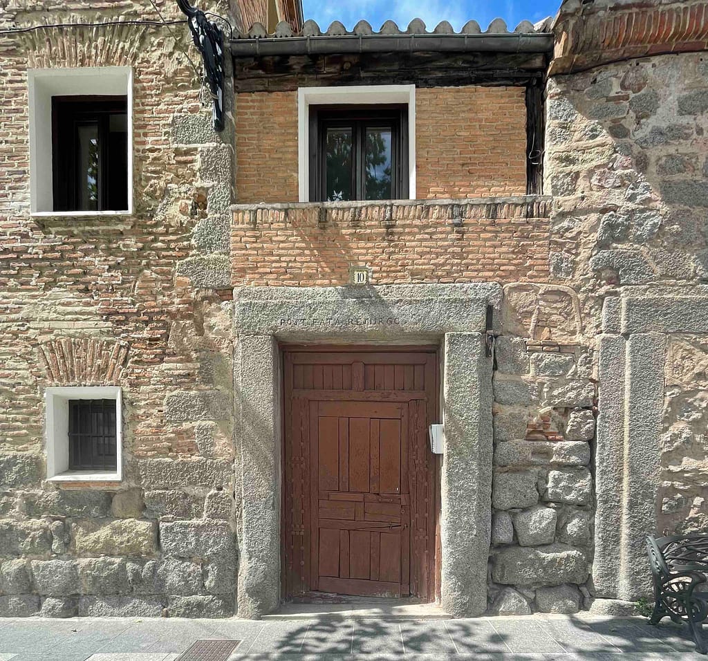 Post Fata Resurgo - Monasterio de prestado