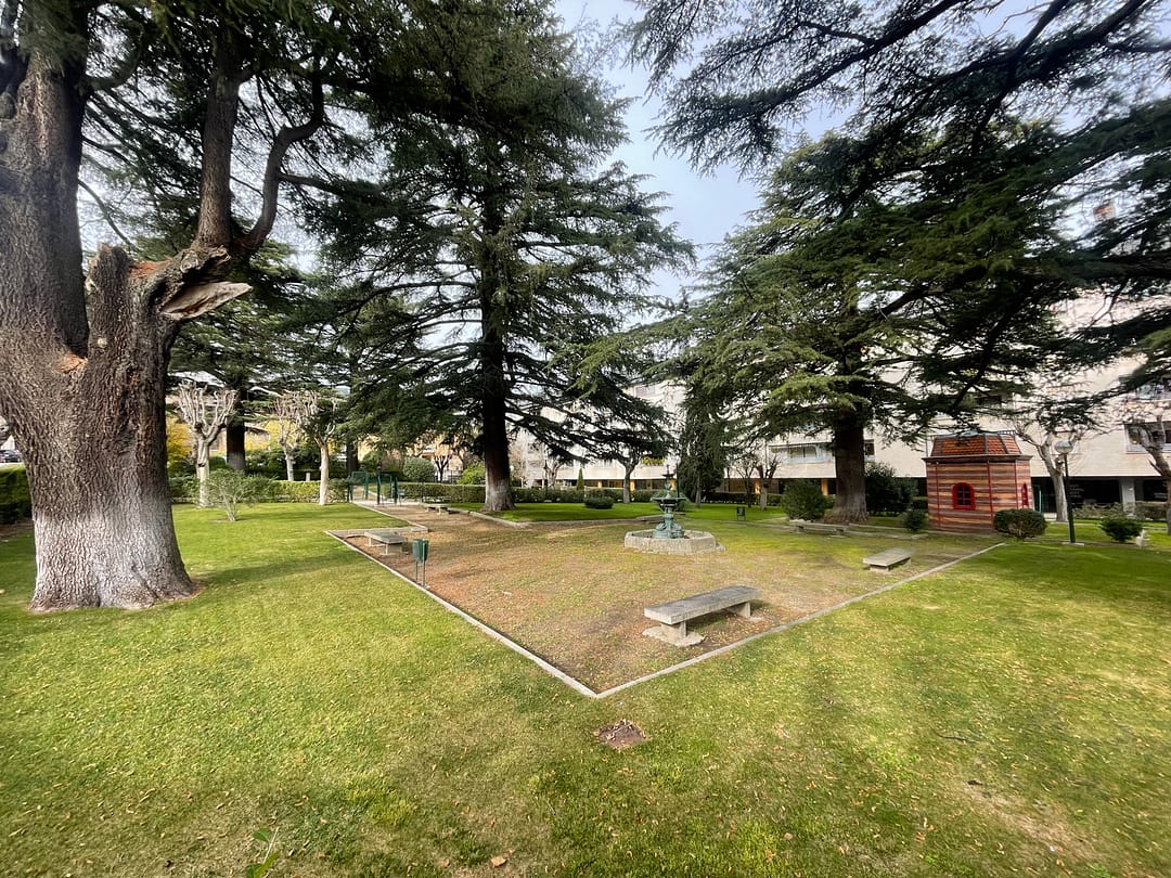 Construcción octogonal y fuente originales en el jardín